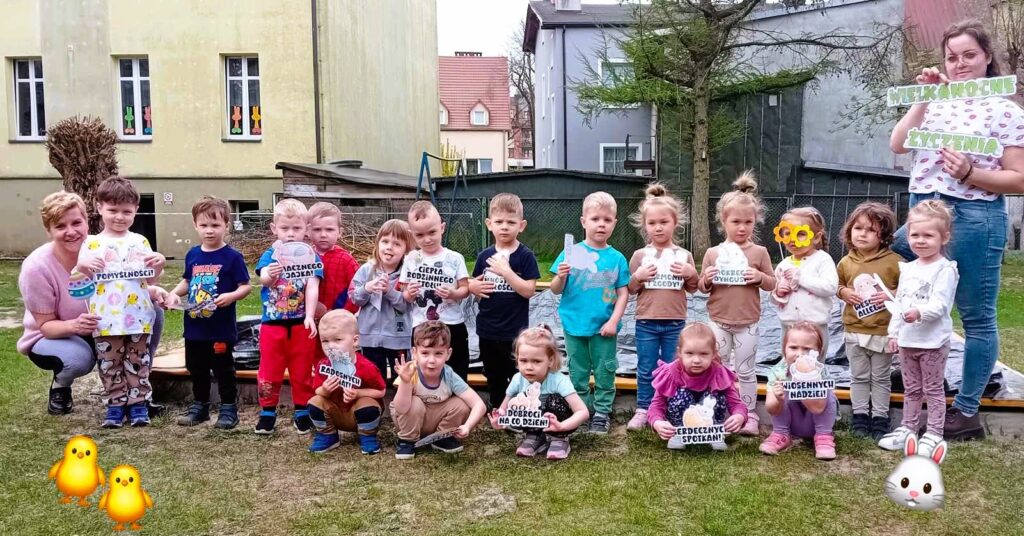 Zdjęcie grupowe. dzieci trzymają w rączkach obrazki. 