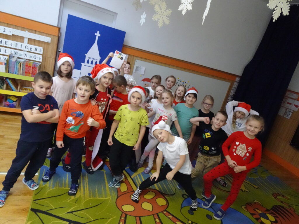 Zdjęcie grupowe dzieci z Mikołajem.