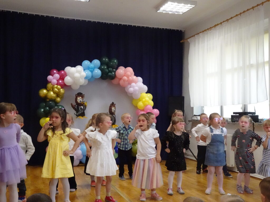 Dzieci podczas śpiewu i tańca. 