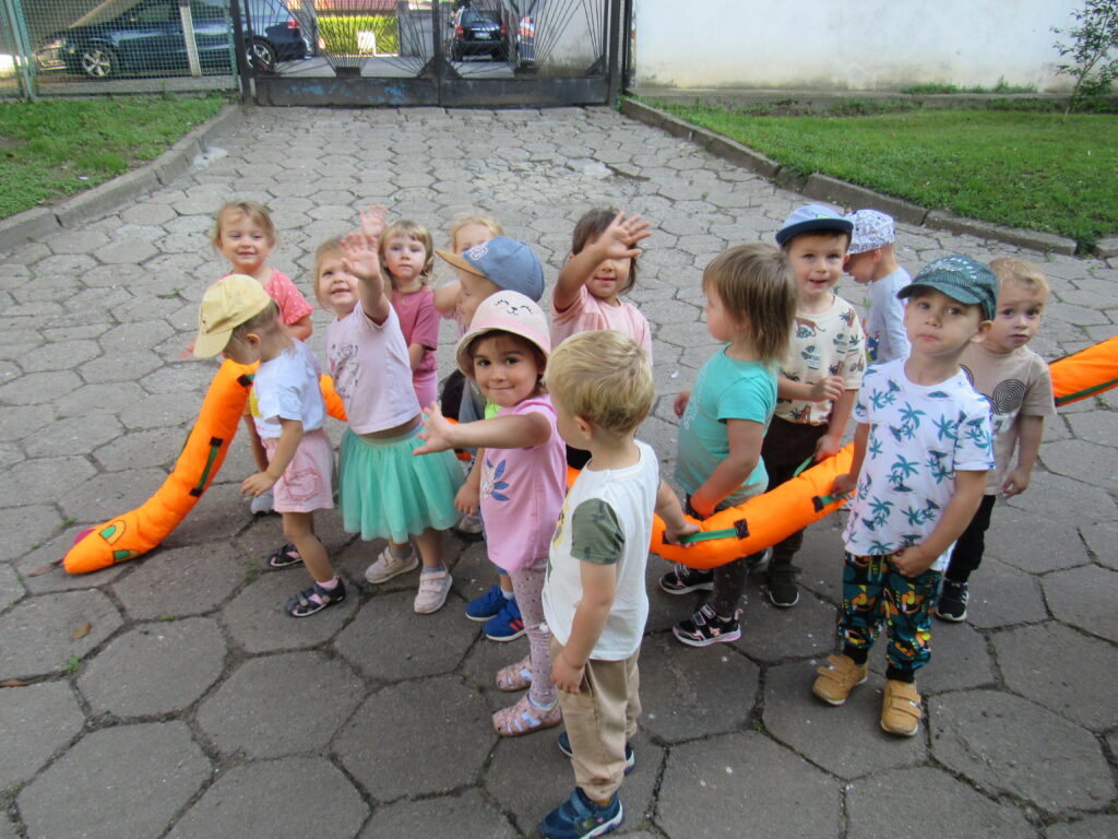 grupa dzieci podczas spaceru