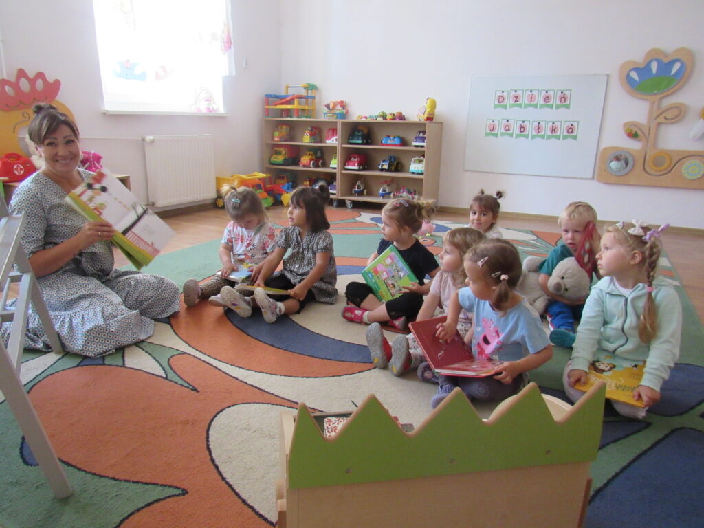 grupa dzieci podczas głośnego czytania