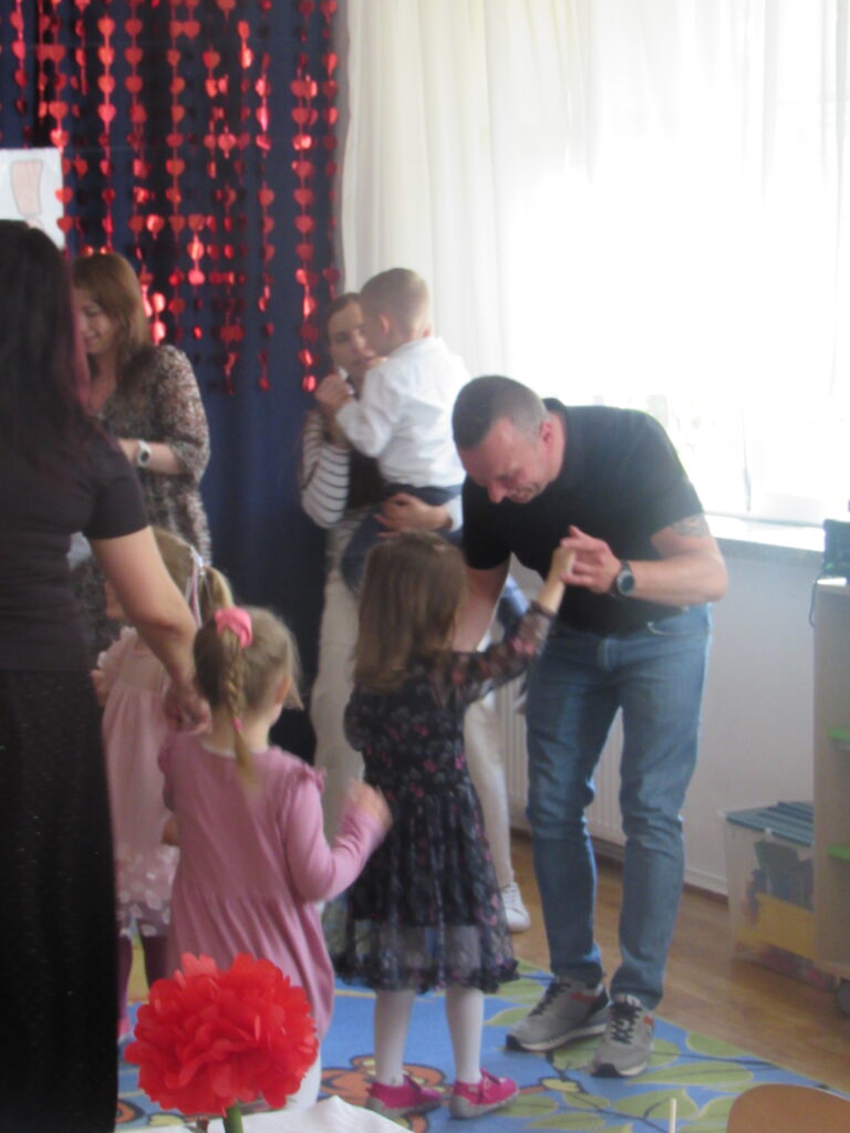 Dzieci z rodzicami podczas wspólnego tańca. 