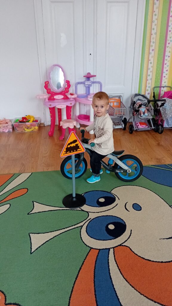 chłopiec jeżdzi na rowerku