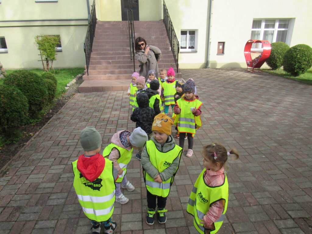 dzieci uczą sie zasad ruchu drogowego