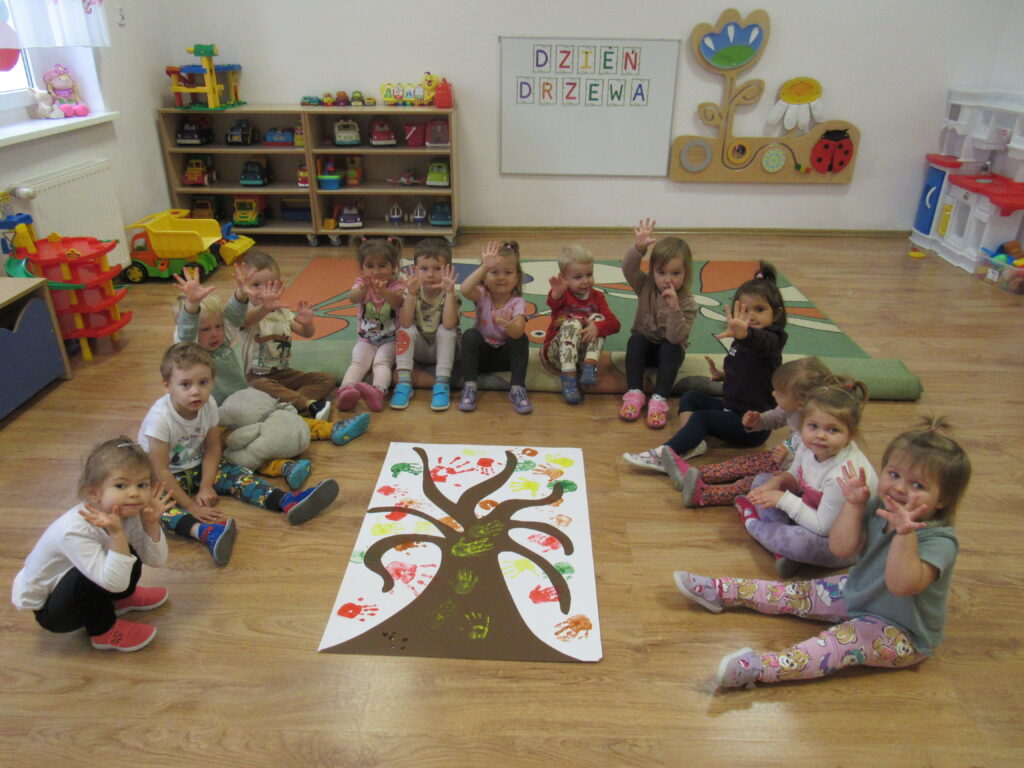 grupa dzieci maluje rączki