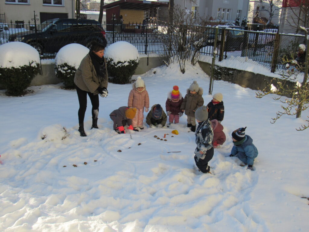 dzieci bawia sie sniegiem