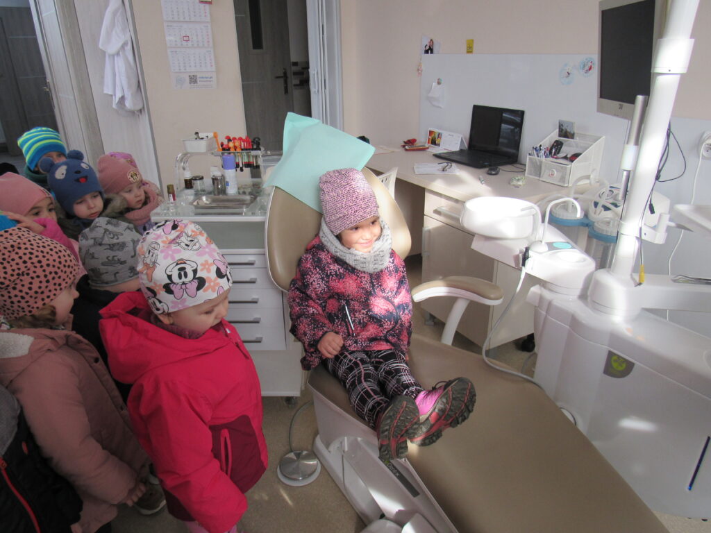 dzieci z wizyta w gabinecie stomatologicznym