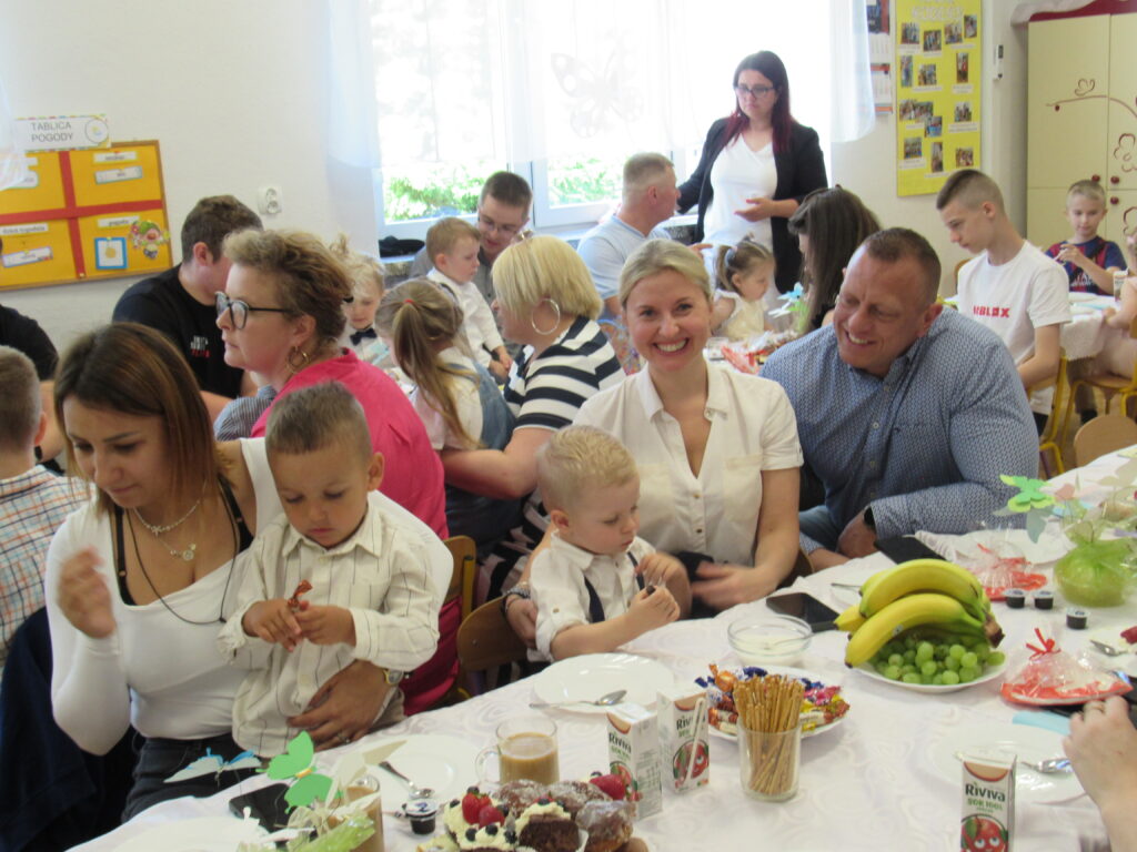 dzieci uroczyście obchodzą  Dzień Mamy i Taty