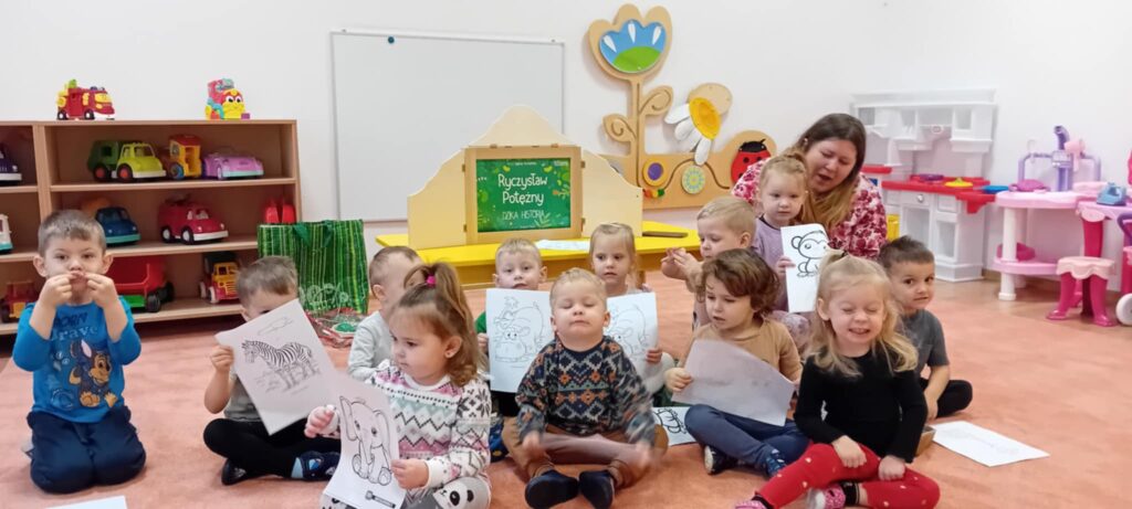 dzieci uczestnicza w spotkanie z pania z biblioteki