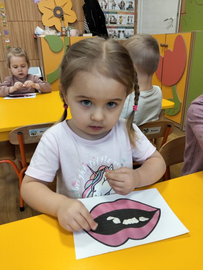 dzieci uczestnicza w zajęciu dzień dentysty