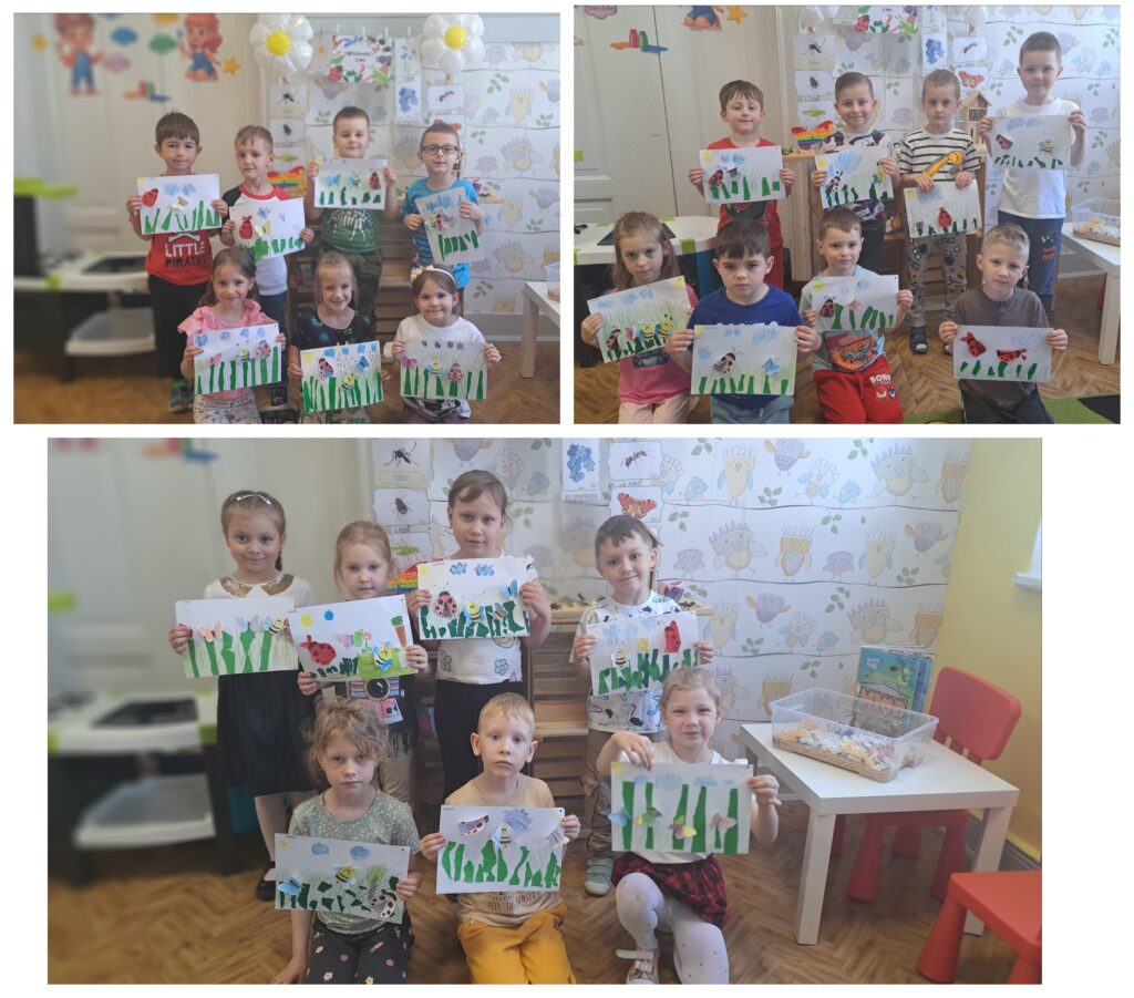 DZIECI SĄ W SALI PRZEDSZKOLNEJ W RĘKACH TRZYMAJĄ KARTKI Z OWADAMI Z PAPIERU OBRAZKI PRZEDSTAWIAJĄ MIESZKAŃCÓW ŁĄKI