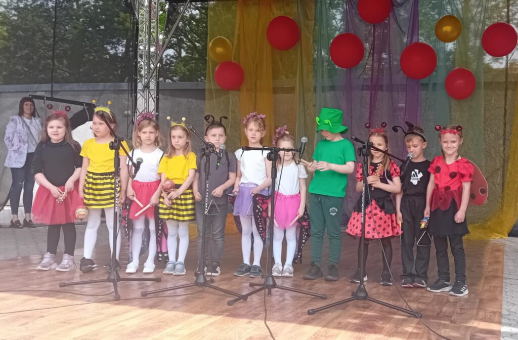 Dzieci na scenie sławieńskiego amfiteatru.