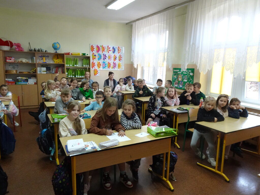 Szkolna klasa. dzieci siedzące w ławkach. 