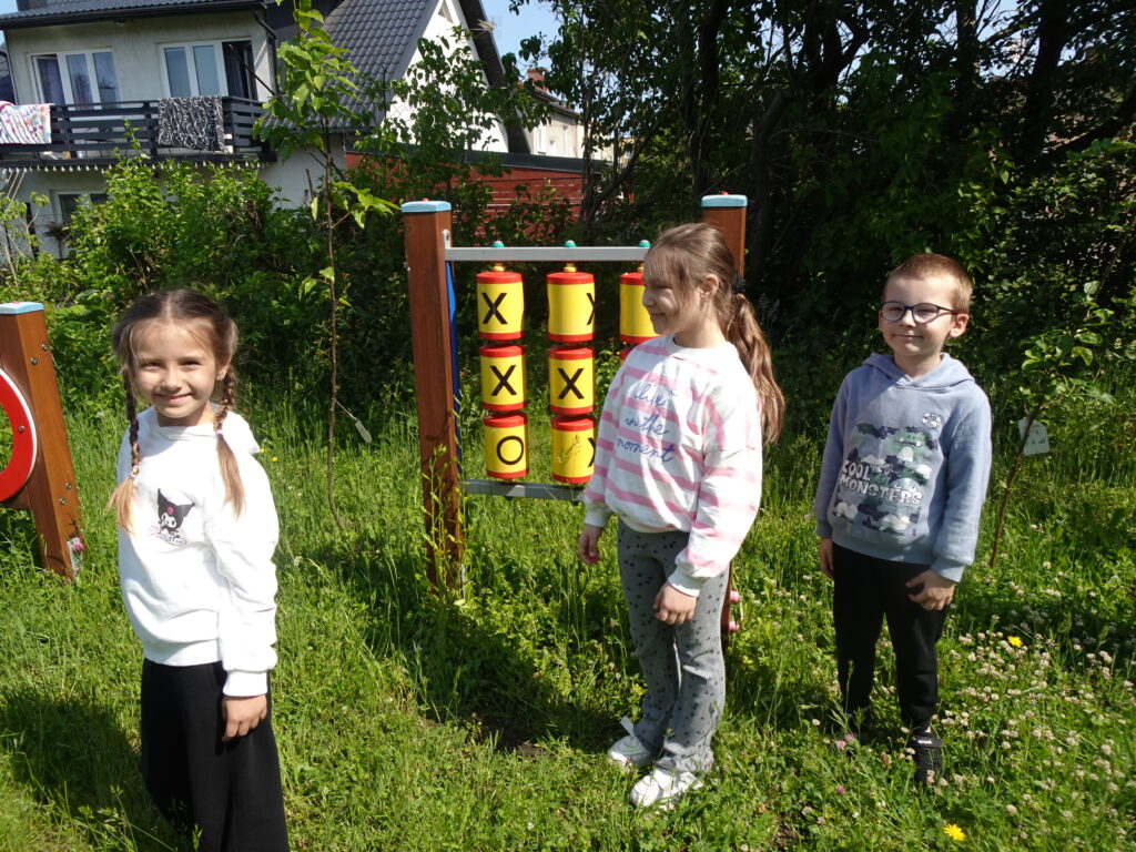 Dzieci podczas zabawy na terenie szkolnego placu zabaw. 