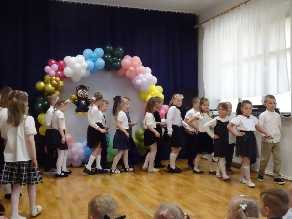 Dzieci ustawione w parach, podczas tańca polonez,