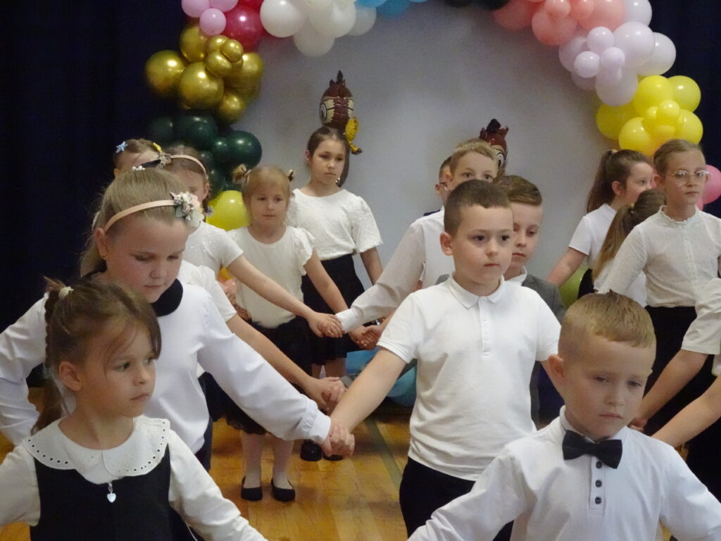 Dzieci podczas tańca polonez.