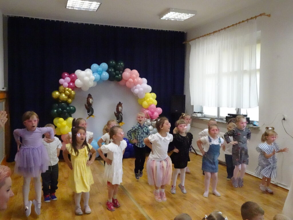 Dzieci podczas śpiewu i tańca. 