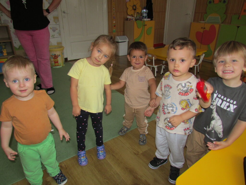 Dzieci w sali przedszkolnej. 