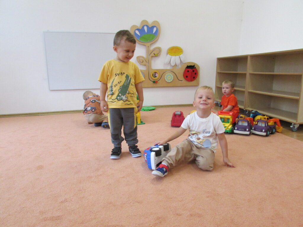 Dzieci podczas zabaw na dywanie. 