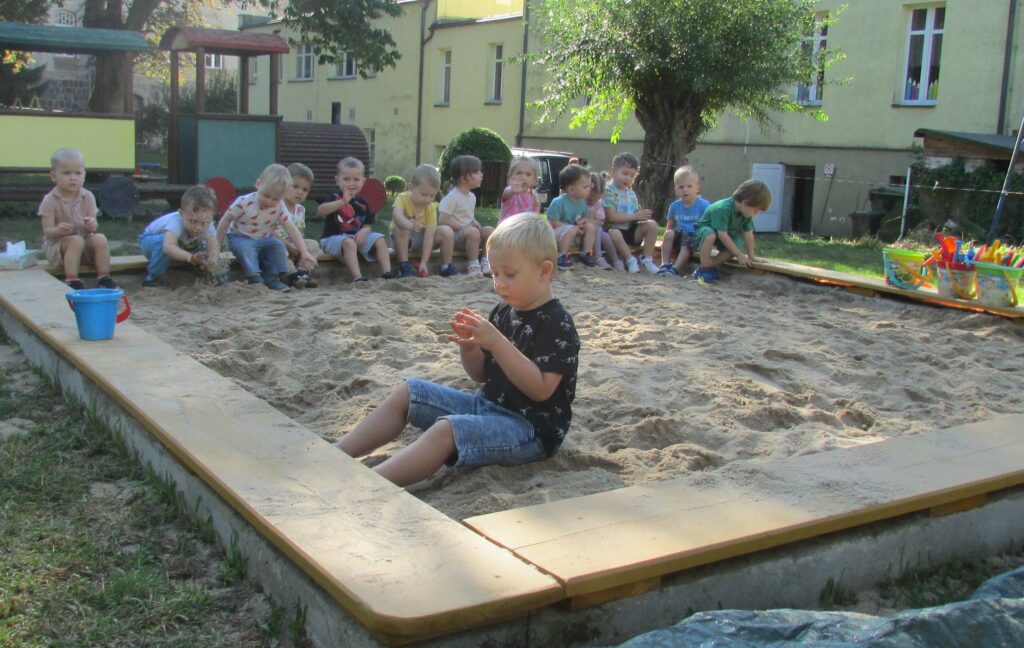 Dzieci w piaskownicy. 