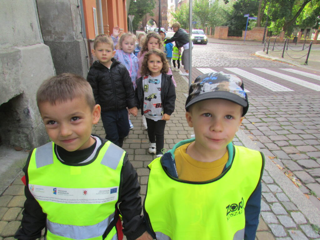 dzieci poznaja zasady ruchu drogowego