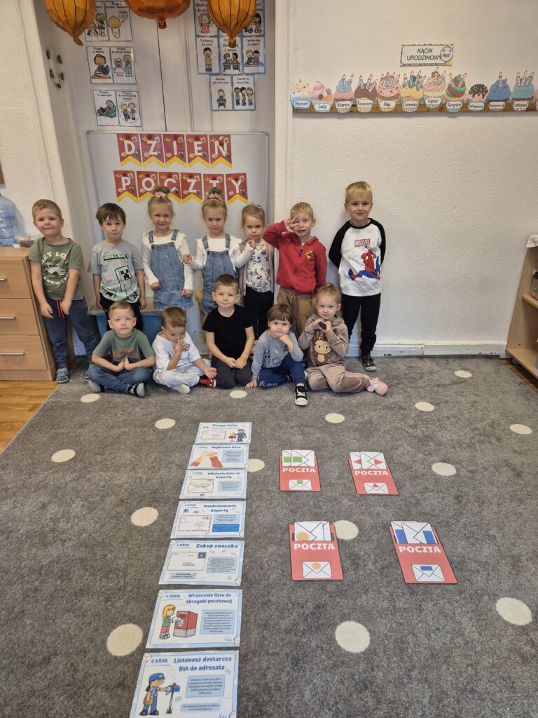 dzieci zapoznaja sie z zawodem listonosza