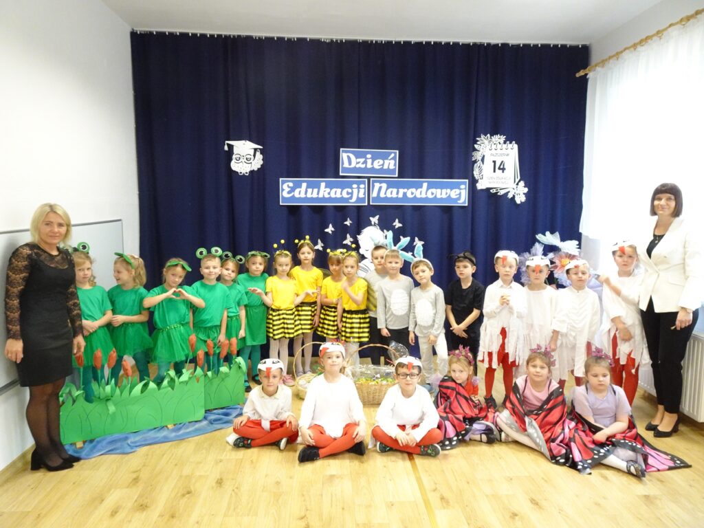 W SALI PRZEDSZKOLNEJ STOJĄ DZIECI