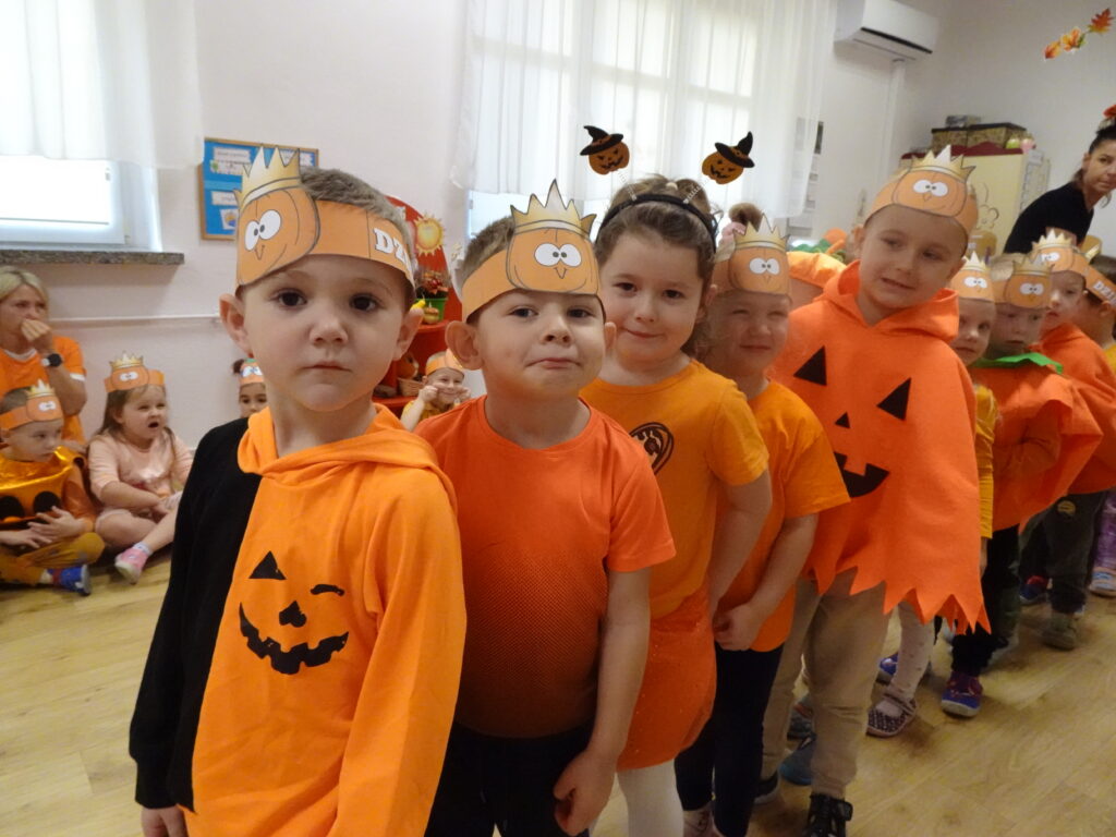 Dzieci ustawione w rzędzie. 