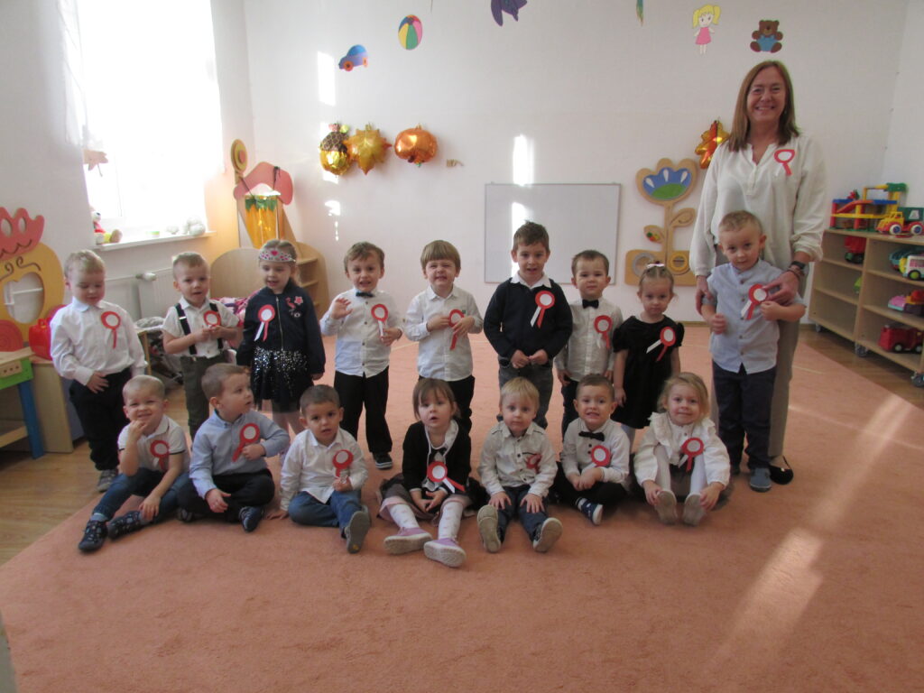 Zdjęcie grupowe. Dzieci z kotylionami.