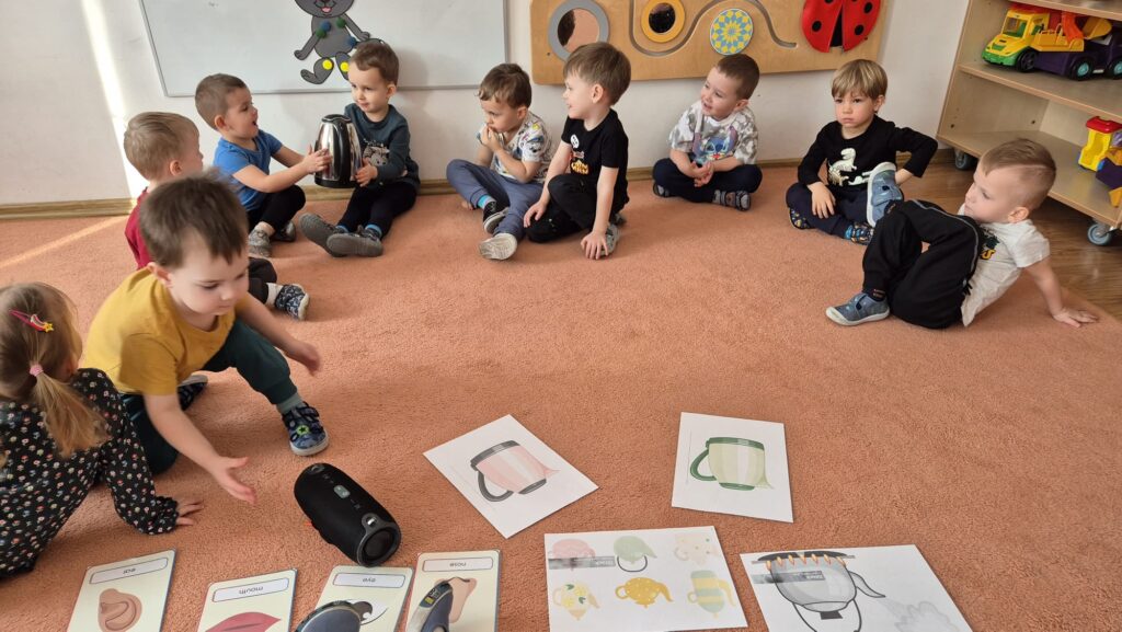 Dzieci podczas zajęć- poznają czajnik.