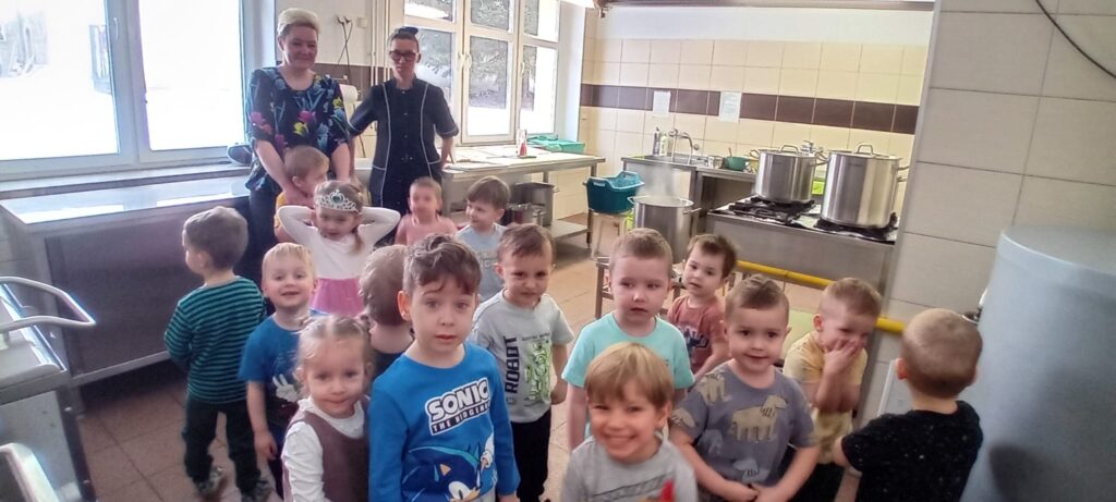 Zdjęcie grupowe, podczas wizyty w przedszkolnej kuchni.